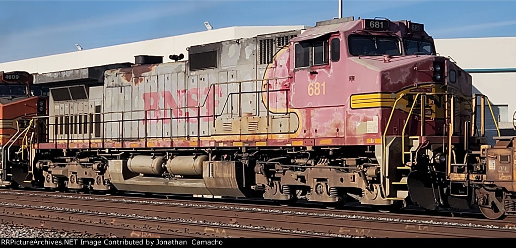 BNSF 681 Warbonnet trails on by